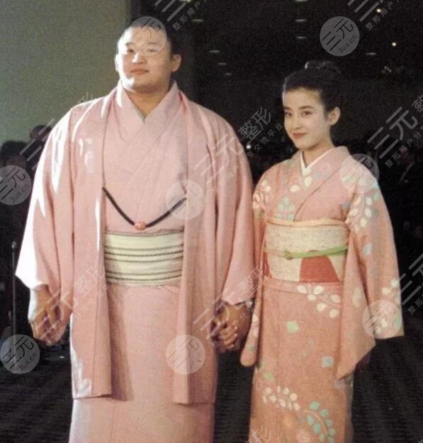宫泽理惠的初恋是霓虹国著名的相扑选手,1992年订婚对于未来,她的母亲