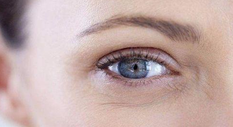 眼周皮肤容易暴露年龄，淡化眼部细纹要这么做！