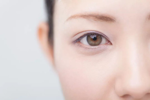 肿眼泡是什么原因引起的？怎样成双眼皮？