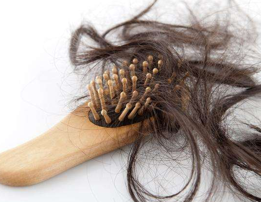 造成脱发的原因有哪些，应该怎么治疗脱发呢