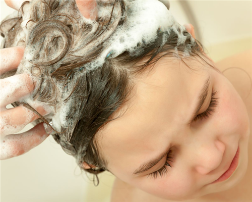 如何教孩子保护头发