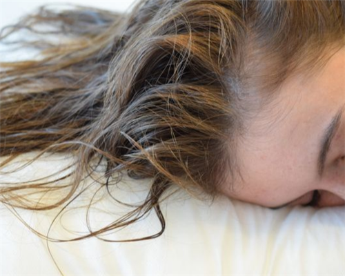 湿着头发睡觉对头发的影响