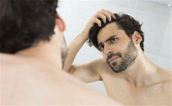 男性比女性更容易脱发的原因是什么？