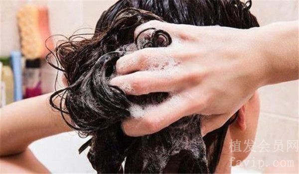水杨酸洗发水会导致脱发吗？