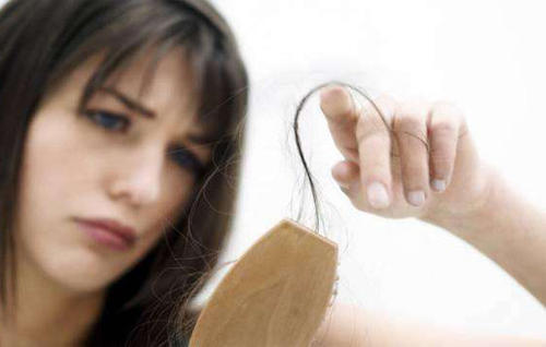 治疗脱发吃防脱药好还是做植发好？